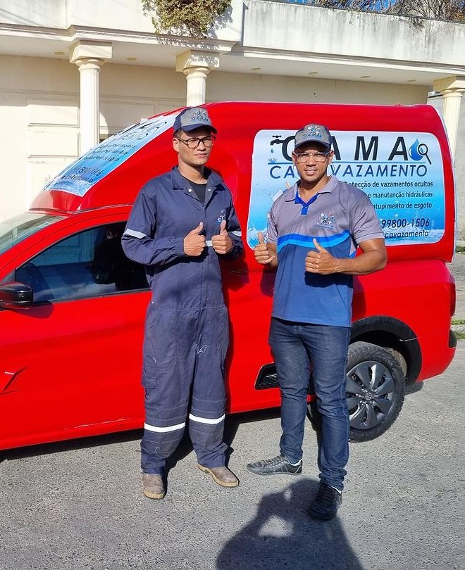 Equipe GAMA em frente à van da empresa
